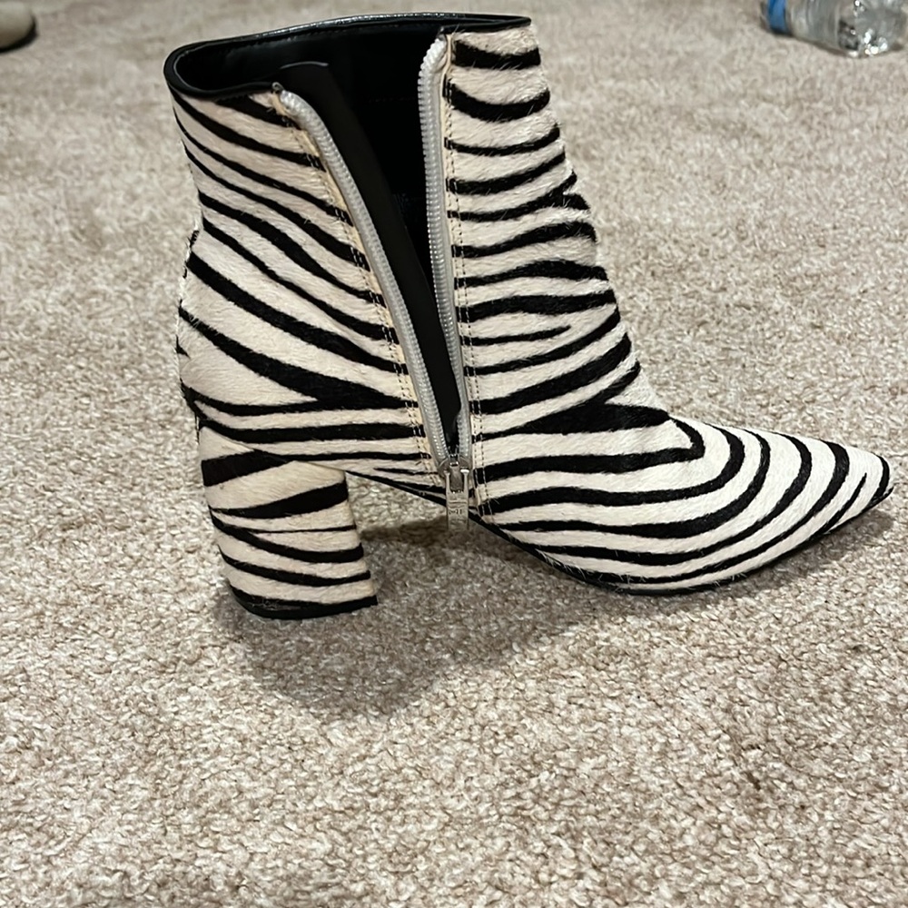 Beautiful high-end animal print booty like new ! - Picture 5 of 9